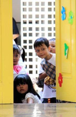 menanti tampilan di panggung Putik Cinere