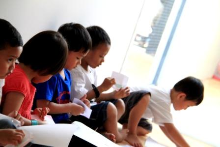 walaupun bermain, anak-anak Putik bisa serius juga lho..